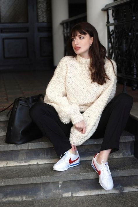 Nike Cortez Outfit, Quoi Porter, Moda Paris, Looks Street Style, Mode Inspo, Nike Cortez, 가을 패션, Chunky Knits Sweater, New Classic