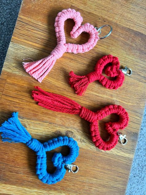 Macrame Valentines Ideas, Easy Macrame Heart, Macrame Heart Tutorial, Macrame Keychain Pattern, Macrame Hearts, Macrame Heart Keychain, Heart Macrame, Valentines 2024, Macrame Heart