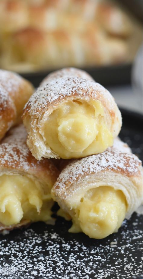 Crispy and buttery puff pastry cannoncini (horns) filled with velvety and rich custard cream Sour Cream Nut Horns, Sporcamuss Italian Cream Filled Pastries, Italian Cream Horns, How To Make Cream Horns, Creamed Horns, Cream Horns Recipe Puff Pastries, How To Make Cannolis, Cannoncini Recipe, Cornetti Recipe