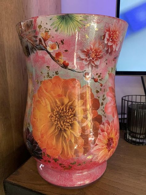 decoupage voor beginners | Nog maar een zomers exemplaar gemaakt ☀️ | Facebook Decoupage Diy, Mod Podge, Flower Painting, Decoupage, Glass, Flowers, Quick Saves, Art