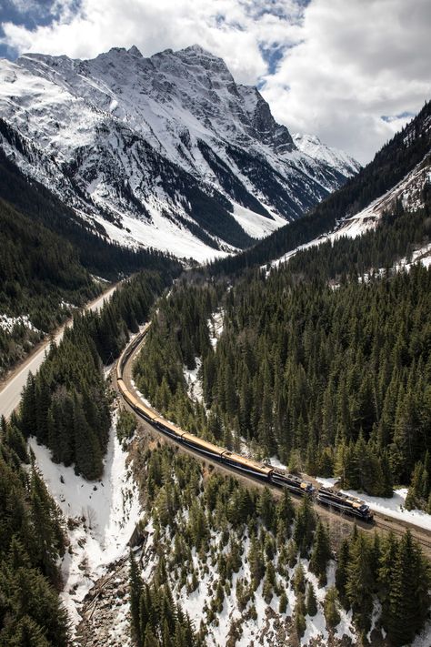 Aboard the Rocky Mountaineer Train, Canada's Greatest Landscapes Unfold Slowly | Condé Nast Traveler Rocky Mountaineer Train, Rocky Mountaineer, Train Trip, Canadian Pacific Railway, Luxury Train, Sacred Valley, Denali National Park, Slow Travel, Train Journey