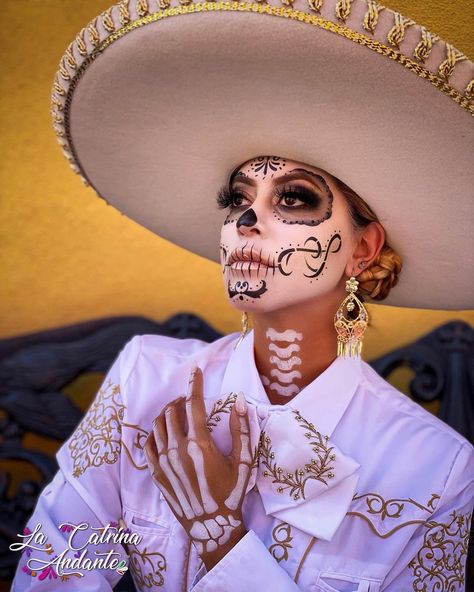 Makijaż Sugar Skull, Catrina Costume, Halloween Makeup Sugar Skull, Dead Makeup, Den Mrtvých, Creepy Halloween Makeup, Cute Halloween Makeup, Halloween Makeup Diy, Halloween Fest