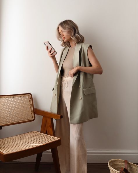 Long Linen Vest Outfit, Sleeveless Jacket Outfits Women, Sleeveless Blazer Outfits For Women, Sleeveless Blazer Outfit Casual, Beige Sleeveless Blazer Outfit, Sleeveless Vest Outfits For Women, Vest Blazer Outfits For Women, Sleeveless Blazer Outfit Work, Vest Looks Women Style