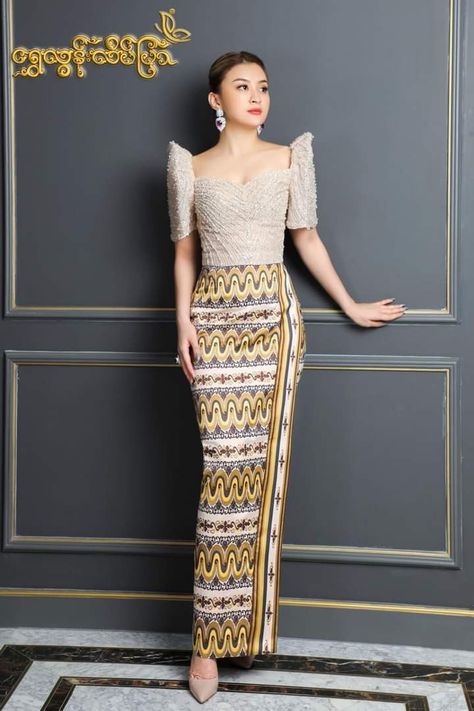 Modern Filipiniana Gown, Filipiniana Wedding Dress, Modern Filipiniana Dress, Batik Dress Modern, Filipino Fashion, Batik Kombinasi, Grad Outfits, Filipiniana Dress, Modern Gown