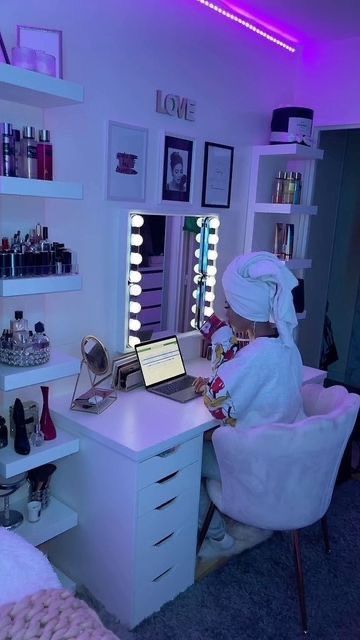 Bedroom Design Ideas Aesthetic, Make Up Desk Aesthetic, Uk Apartment, Army Room Decor, Luxury Room Bedroom, Beauty Room Decor, Room Redesign, Pinterest Room Decor, Girly Room