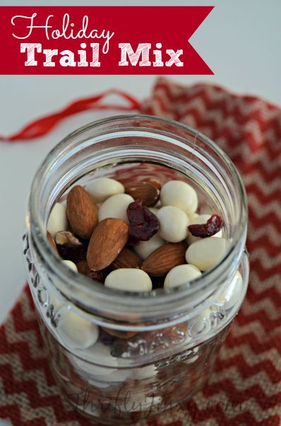 Holiday Trail Mix - DIY Homemade Christmas Gift Ideas, Printables and Activities Trail Mix Recipe, Yogurt Covered Raisins, Simple Valentines Gifts, Mix In A Jar, Valentines Snacks, Trail Mix Recipes, Homemade Trail Mix, Hot Chocolate Cookies, Ideas Hogar