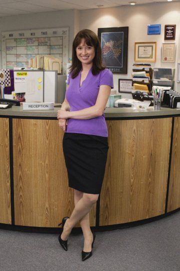 Ellie Kemper Erin The Office, The Office Costumes, Erin Hannon, Office Gossip, The Office Characters, Ellie Kemper, The Office Show, Work Outfit Office, Office Wallpaper