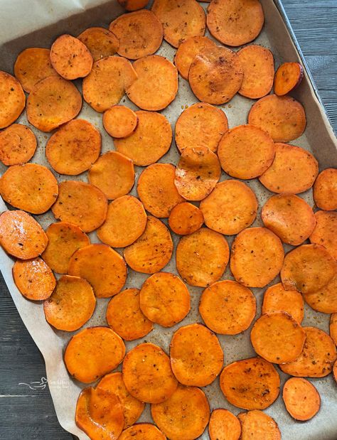 Baked Sweet Potato Chips - with a little bit of a spicy kick! How To Make Sweet Potatoe Chips In The Oven, Sweet Potato Crisps Baked, Baked Sweet Potato Chips Oven, Sweet Potato Chips Oven, Spicy Sweet Potato Chips, Oven Potato Chips, Yam Chips, Crispy Sweet Potato Chips, Potato Towers