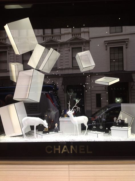 Chanel Christmas Shop Displays, Christmas Shop Window, Holiday Window Display, Christmas Stage, Jewelry Store Design, Store Window Display, Wall Signage, Visual Merchandising Displays, Window Display Design