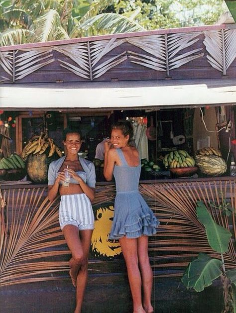 Tropical Surfergirl Style, Fruit Stand, Aurelie Bidermann, Beach Bar, Linda Evangelista, Claudia Schiffer, Christy Turlington, Shooting Photo, Cindy Crawford