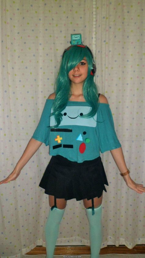 Dress like BMO from Adventure Time - Costume & Cosplay Guide  #AdventureTime #costume  #BMO Adventure Time Costume, Adventure Time Clothes, Adventure Time Cosplay, Easy Cosplay Ideas, Cosplay Ideas Women, Easy Cosplay, Halloween Adventure, Casual Cosplay, Fantasias Halloween