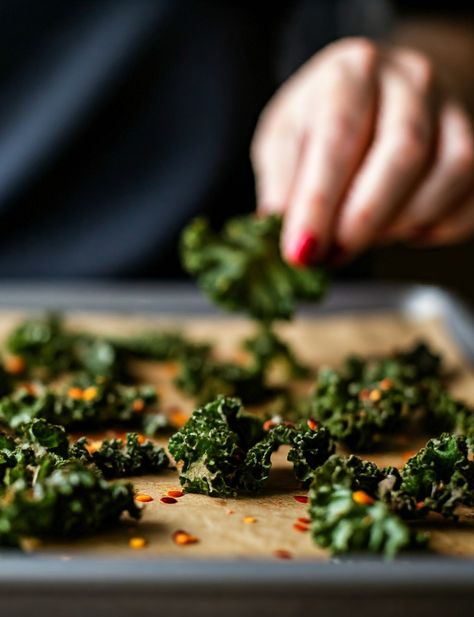 Discover this easy spicy kale chips recipe for baked kale chips that are both delicious and healthy. Perfect for a quick snack, these crispy treats pack a flavorful punch! Baked Kale Chips, Types Of Kale, Kale Chips Recipe, Kale Chips Baked, Kale Chip Recipes, Baked Kale, Crispy Chips, Kale Leaves, Quick Snack