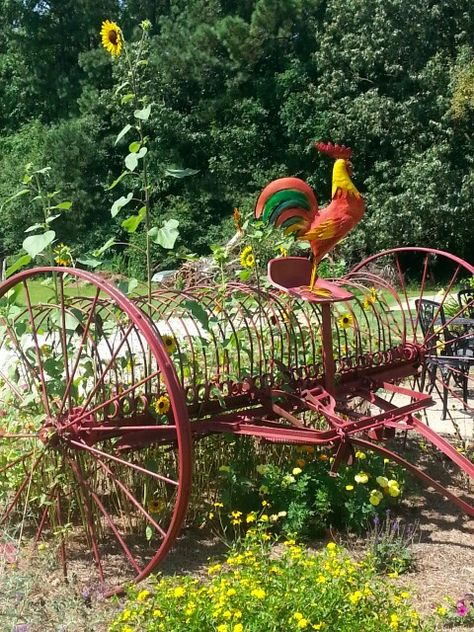 Rooster on hay rake Antique Hay Rake Landscaping, Country Yard, Farm Landscaping, Backyard Cottage, Garden Deco, Horse Drawn, Farm Equipment, Farm Gardens, Landscape Ideas