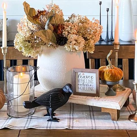 Mexican Patio Hacienda Style, Classy Halloween Decor, Fall Vignettes, Fall Living Room, Cozy Fall Decor, Fall Decor Inspiration, Halloween Front Porch, Fall Thanksgiving Decor, Front Porch Decor