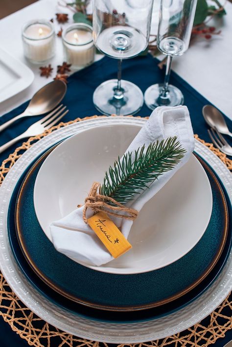 Christmas setting idea Candy Blue Christmas Dinner Table, Dinner Table Settings, White Christmas Table, Blue White Christmas, Christmas Dinner Table Settings, Christmas Dinner Table, Dinner Table Setting, Christmas Table Settings, Blue Christmas