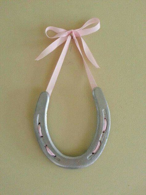 Horseshoe ribbon                                                                                                                                                      More Hunter Equestrian, Horseshoe Suncatcher, Horse Bedroom, Horse Room, Koti Diy, Horseshoe Projects, Horse Camp, Horseshoe Decor, Horses Theme