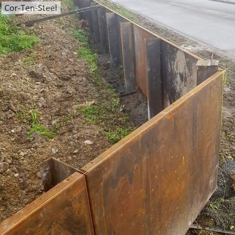 Corten Steel Terraced Garden, Corten Steel Retaining Wall Diy, Steel Retaining Wall Ideas, Corten Steel Retaining Wall, Steel Retaining Wall, Corten Steel Garden, Garden Dividers, Steel Garden Edging, Stone Walls Garden