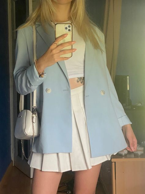 Blue zara blazer - white zara crop top - white skirt bershka - white purse davidjones - all stars Navy Blue Blazer Outfit, White Skirt And Top, Blue Blazer Outfit, Light Blue Blazer, Professional Outfit, Light Blazer, Blazer White, White Purse, Blazer Outfit