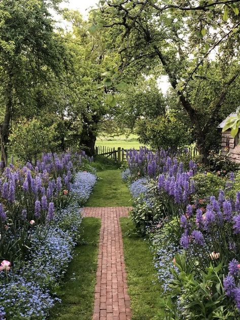 Old Cottage Garden, Countryside Garden Ideas, Big Cottage Garden, Aesthetic Big Backyard, Arts And Crafts Garden Design, East Coast Garden, Cottage Core Yard, Garden Inspo Backyards, Homestead Must Haves