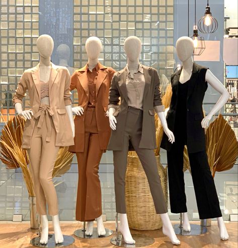 Mannequin Display Boutique, Dress Airport Outfit, Mannequin Display Ideas, Boutique Mannequin, Pink Blue Sky, Girls Jeans Top, Visual Merchandising Fashion, Chic Black Outfits, Fashion Mannequin