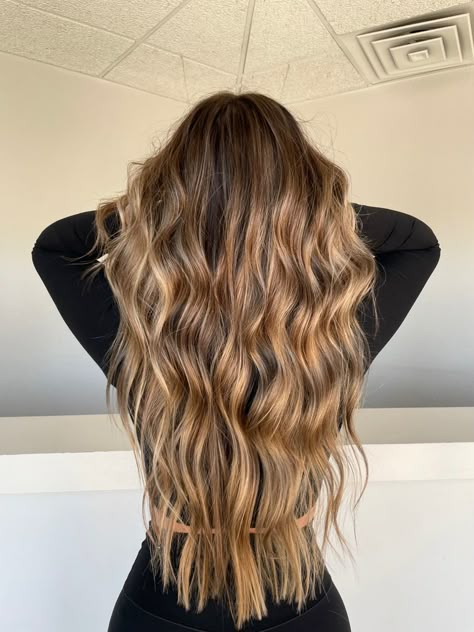 Gold Honey Balayage, Beach Highlights Brunette, Honey Blonde Highlights On Dark Hair, Golden Balayage, Light Brunette Hair, Gold Balayage, Balayage Hair Caramel, Blonde Highlights On Dark Hair, Balayage Blond