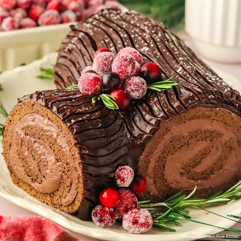 Buche de Noel Sour Cream Scones, Cake Roll Recipes, Chocolate Sponge Cake, Holiday Dishes, Sugared Cranberries, Log Cake, Layered Desserts, Warm Cake, Flourless Chocolate Cakes