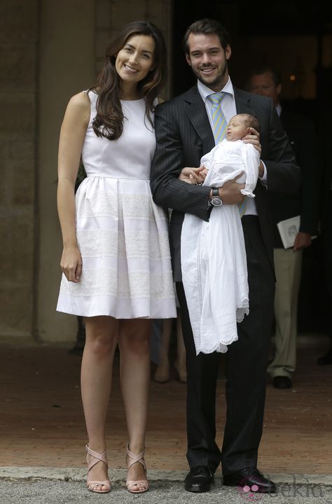 Los Príncipes Félix y Claire de Luxemburgo con la Princesa Amalia el día de su bautizo Princess Claire Of Luxembourg, Princess Amalia, Prince Felix, Estilo Real, Royal Babies, Princess Alexandra, European Royalty, Royal Princess, Royal Families