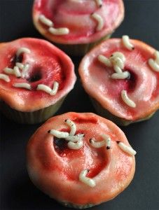 Wound Cleaning Maggot Cupcakes | Sarah Hardy Makes Gross Cakes, Postres Halloween, Halloween Punch, Halloween Fruit, Cupcake Tutorial, Cake Wrecks, Halloween Appetizers, Halloween Dinner, Halloween Goodies