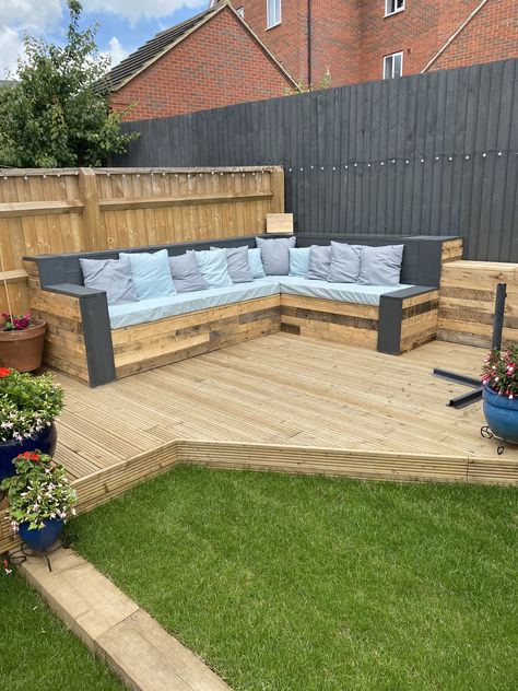 Diy Garden Corner Sofa, Pallet Corner Sofa Garden, Diy Outside Furniture, Build With Pallets, Pallet Corner Sofa, Mexican Patio Ideas, Diy Garden Seating, Outdoor Pallet Furniture, Seating Corner