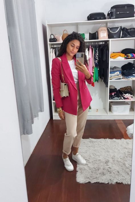 Heyyy meninas! Look com blazer rosa, calça alfaiataria, tênis branco e bolsa bege Shein. Para conferir todos os looks clique na foto ou no link. #calçaalfaiataria #bolsasheinbege #tênisbranco #LídiaCarolina #blusabásicabranca Graduation Outfit Ideas Hijab, Looks Blazer, Pink Blazer Outfit, Outfit Trabajo, Blazer Rosa, Outfit Office, Blazer Outfits Casual, Nude Outfits, Blazer Pink