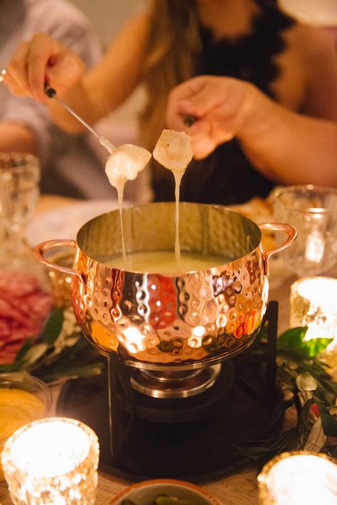 fondue-dinner-party-25 Pizza Recipes Videos, Fondue Dinner Party, Cheese Fondue Party, Pizza Raclette, Best Cheese Fondue, Easy Cheese Fondue, Fondue Restaurant, Beer Cheese Fondue, Fondue Dinner