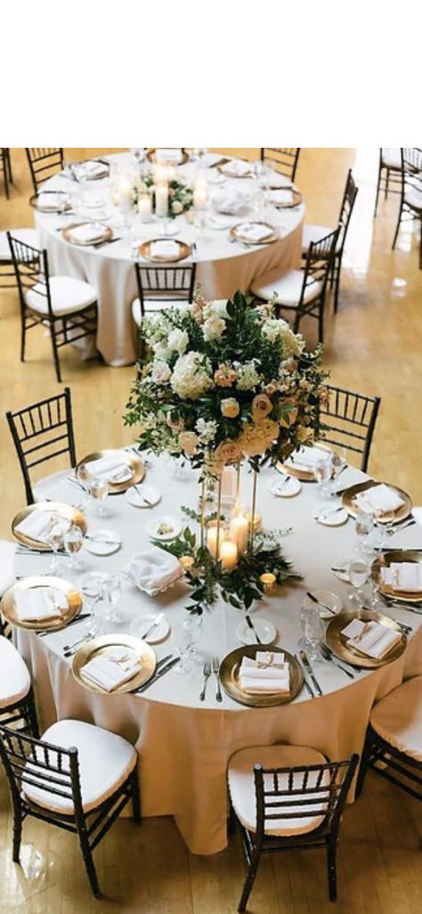 Gold Plate Chargers Place Settings, Table Chargers Wedding, Gold Chargers Wedding Place Settings, Chargers Plates Table Setting, Gold Charger Plates Wedding, Gold Chargers Wedding, Green Quinceanera Theme, Round Table Settings, Wedding Table Place Settings