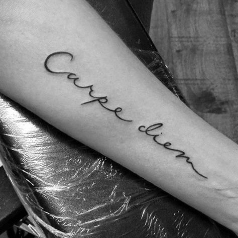 66 Tatuajes de Carpe Diem, la locución latina del disfrute Crucifix Tattoo, Tatuaje Cover Up, Tatuagem Masculina Pequena, Tattoo Fonts Cursive, Couples Tattoo Designs, Small Tattoos Simple, Tattoo Font, Unique Tattoo Designs, Sun Tattoo