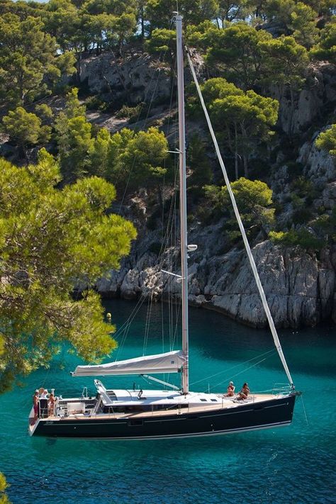 Sailing Sailboat Living, Sail Life, Summer Hot, Yacht Boat, Yacht Design, Boat Plans, Watercraft, Boat Design, Yacht Charter