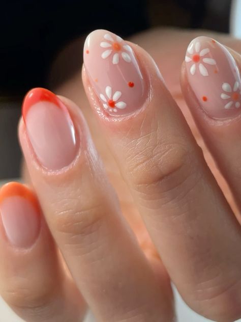 Nails To Go With Floral Dress, Minimalistic Flower Nails, Short Acrylic Nails No Design, Flower Dip Nail Designs, Minimalist Short Nails Art Designs, Gel X Nails Easy, Cute Simple Gel Nail Designs, Gel Nails Ideas Short Neutral, Summer Subtle Nails