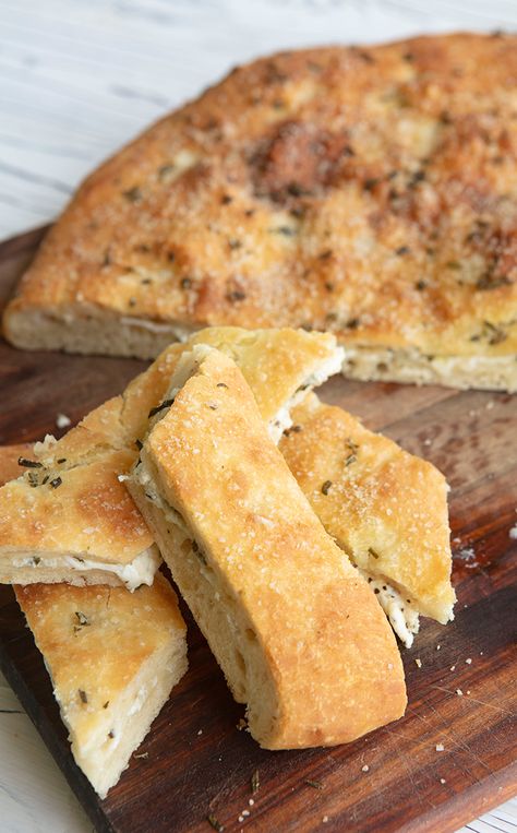 A creamy mixed cheese filling adds a special touch to focaccia. Stuffed Focaccia, Focaccia Bread, Three Cheese, Types Of Bread, Cheese Stuffed, Grilled Veggies, Meat And Cheese, Fresh Bread, Ricotta Cheese