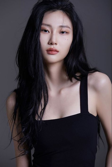 Korean Long Hair, Korean Haircut, Female Face Drawing, Korean Face, High Cheekbones, Model Face, Korean Model, Liquid Foundation, Girl Face