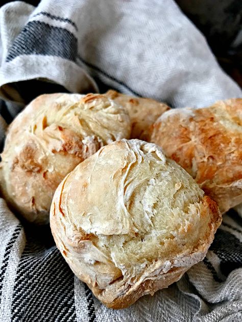 Make restaurant worthy crusty Italian style artisan rolls from scratch. Delicious and easy baked in your oven. These are brag-worthy! Crusty Bread Rolls, Jenny Can Cook, Artisan Rolls, Crusty Rolls, Bread Rolls Recipe, Artisan Bread Recipes, No Knead Bread, No Knead, Easy Bread Recipes