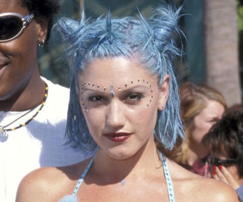 90s Gwen Stefani 90s Punk Hair, Gwen Stefani 90s, 1990s Hair, 90s Makeup Trends, Rave Hairstyles, Rachel Haircut, Soft Grunge Hair, 90s Grunge Hair, 90s Hair