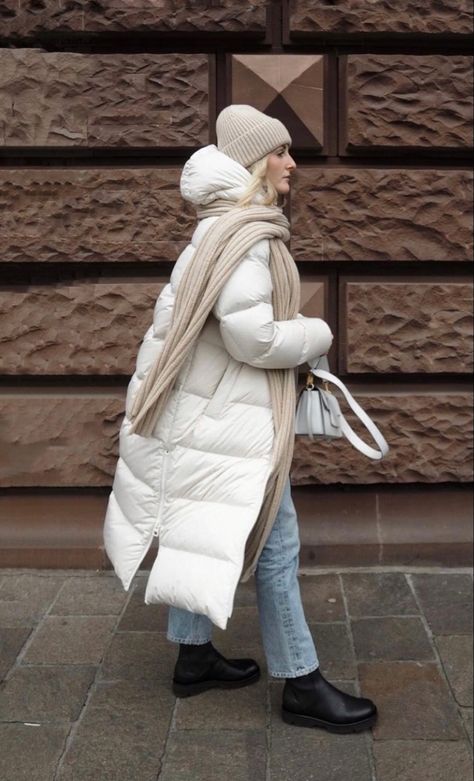 White Puffy Coat Outfit, Beige Long Puffer Jacket Outfit, White Long Puffer Jacket Outfit, Beige Puffer Coat Outfit, White Puffer Coat Outfit, Long Puffer Outfit, Cream Puffer Jacket Outfit, Puffer Coat Street Style, Puffy Coat Outfit