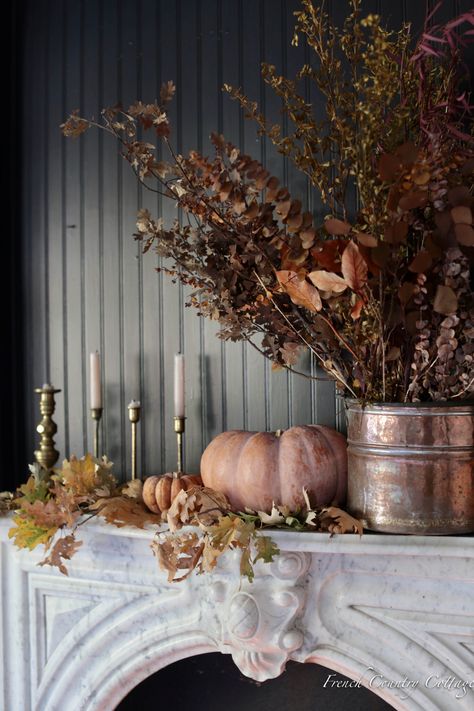 Dekorasi Halloween, Vintage Fall Decor, Fall Mantle, Fall Decor Inspiration, Fall Decor Ideas, Autumn Decorating, Fall Mantel, French Country Cottage, Fall Halloween Decor