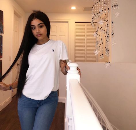 Malu Trevejo Outfits, Cold Day Outfits, Indie Movie Posters, Malu Trevejo, Followers On Tiktok, Beautiful Curly Hair, Money On My Mind, Fashion Diva, Chill Outfits