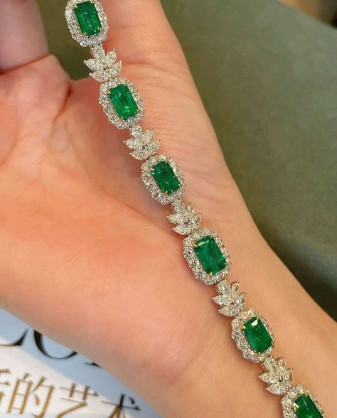 Green Emerald Brilliant Cut Signity Diamond Halo With Cluster Bracelet Wedding Jewelry Gift Bracelet for Bridal Stylish Engagement Gift - Etsy Cluster Bracelet, Cluster Bracelets, Emerald Bracelet, Gift Bracelet, Bracelet Wedding, Handmade Fashion Jewelry, Green Diamond, Green Emerald, Wedding Bracelet