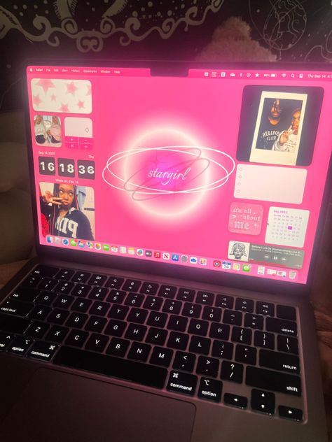 Wallpaper Ideas Desktop, Macbook Ideas Wallpaper, Macbook Theme Ideas, 2000s Macbook Wallpaper, Mac Book Customization, Stargirl Macbook Wallpaper, Macbook Astetic, Pink Girly Things Wallpaper Laptop, Mac Book Desktop Aesthetic