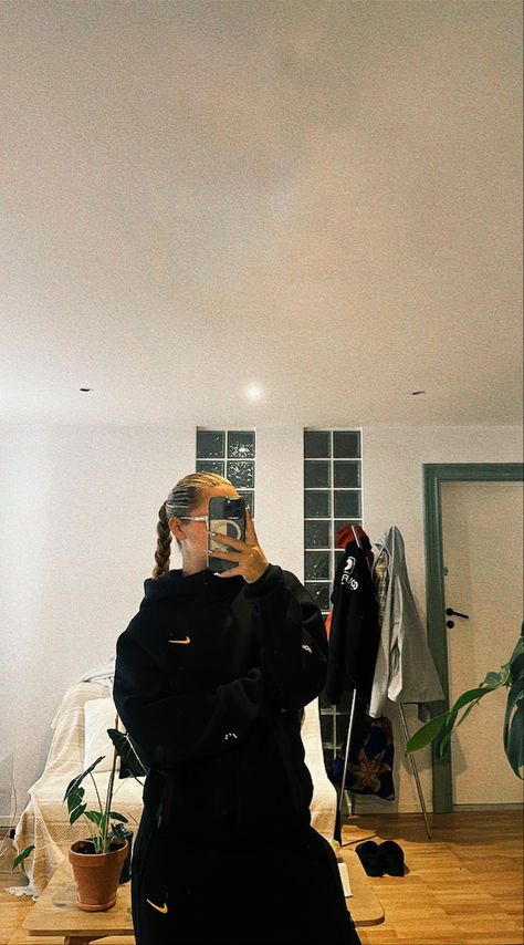 All Black Nike Outfit, Womens Tech Fleece, Nike Set Outfits Women Black, Black Nike Tech Outfit Women, Women Nike Tech Outfit, Nike Clothes Women Aesthetic, Nike Tech Outfits Women, Nike Tech Fleece Womens Outfit, Nike Tracksuit Women