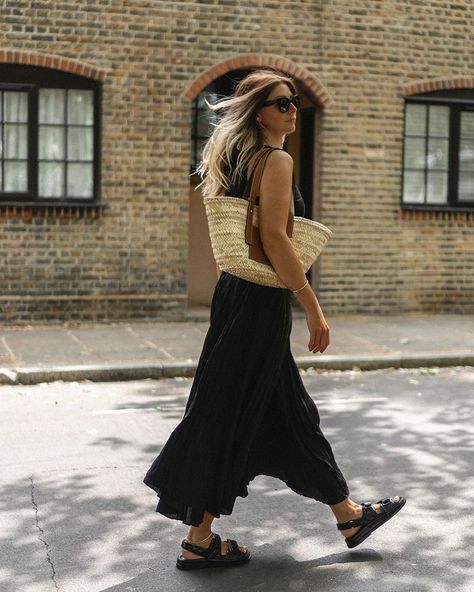 Style Inspiration: Black for Summertime :: This Is Glamorous Black Chunky Sandals Outfit, Dad Sandals Outfit, Chunky Sandals Outfit, Black Sandals Outfit, Sandals Outfit Summer, Emma Hill, Chunky Black Sandals, Dad Sandals, Sandals Outfit