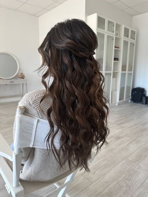 Loose Curls Hairstyles Half Up, Hairstyles With Soft Curls, Wedding Hair Long Hair Down, Curled Hair Wedding Guest, Half Up Hair With Curls, Bridal Half Up Half Down Hair Braid, Hair Color For Beginners, Hair Setting Styles For Long Hair, Wedding Hairstyles For Long Hair Off Shoulder Dress