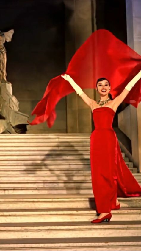 Classic Movie Outfits, Audrey Hepburn Evening Gown, Audrey Hepburn Iconic Dress, Audrey Hepburn Oscar Dress, Audrey Hepburn Red Dress, Oscars Audrey Hepburn, Audrey Hepburn Oscar, Audrey Hepburn Love In The Afternoon, Audrey Hepburn Fashion