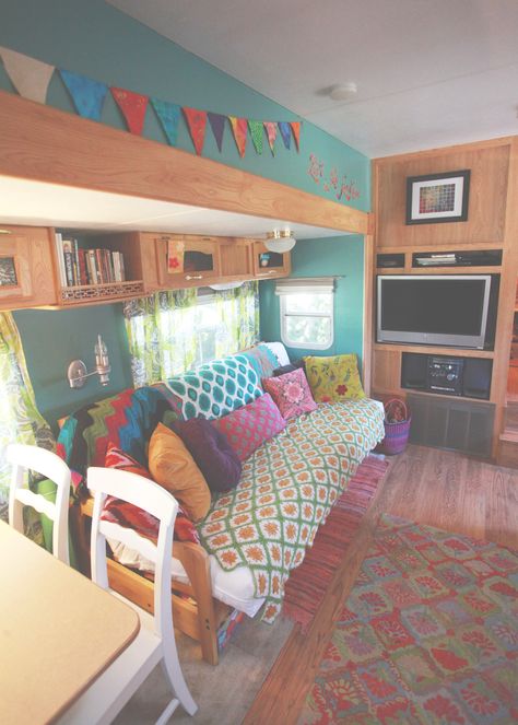 Rv Decorating Ideas, Airstream Motorhome, Rv Living Room, Rv Decorating, Vintage Trailer Interior, Motorhome Interior, Camping Vintage, Retro Caravan, Rv Makeover