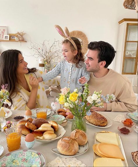 Breakfast Family Photography, Family Morning Aesthetic, Family Lunch Photography, Happy Healthy Family Aesthetic, Easter Family Aesthetic, Family Breakfast Photography, Breakfast In Bed Mothers Day, Family Brunch Aesthetic, Family Dinner Photoshoot